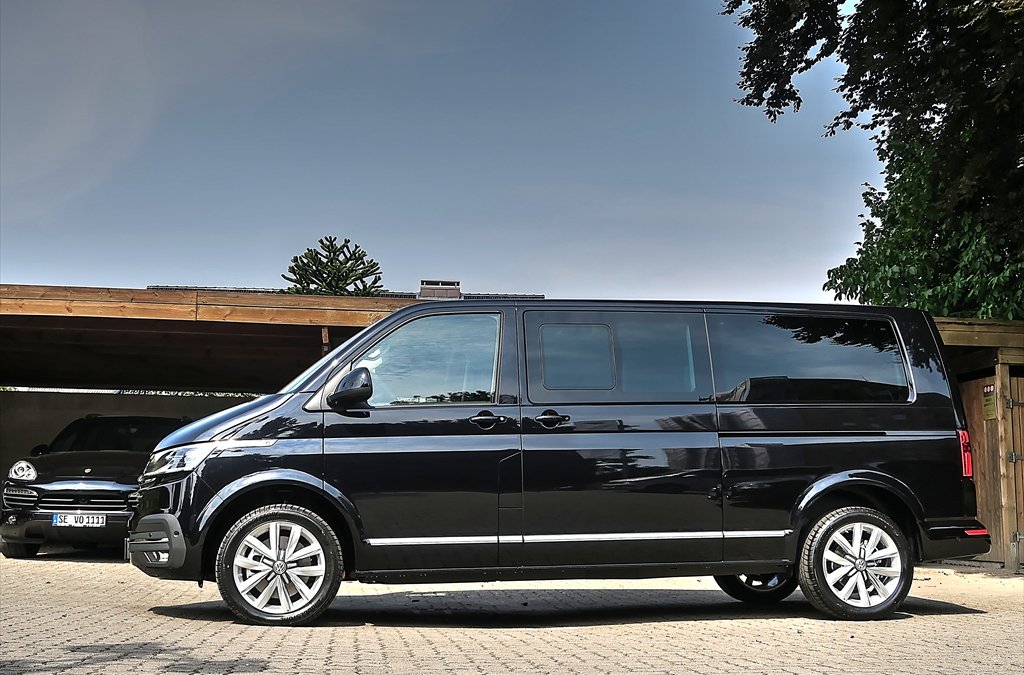 VW T6.1 Multivan Comfortline Langer Radstand in „Deep Black Perleffekt“